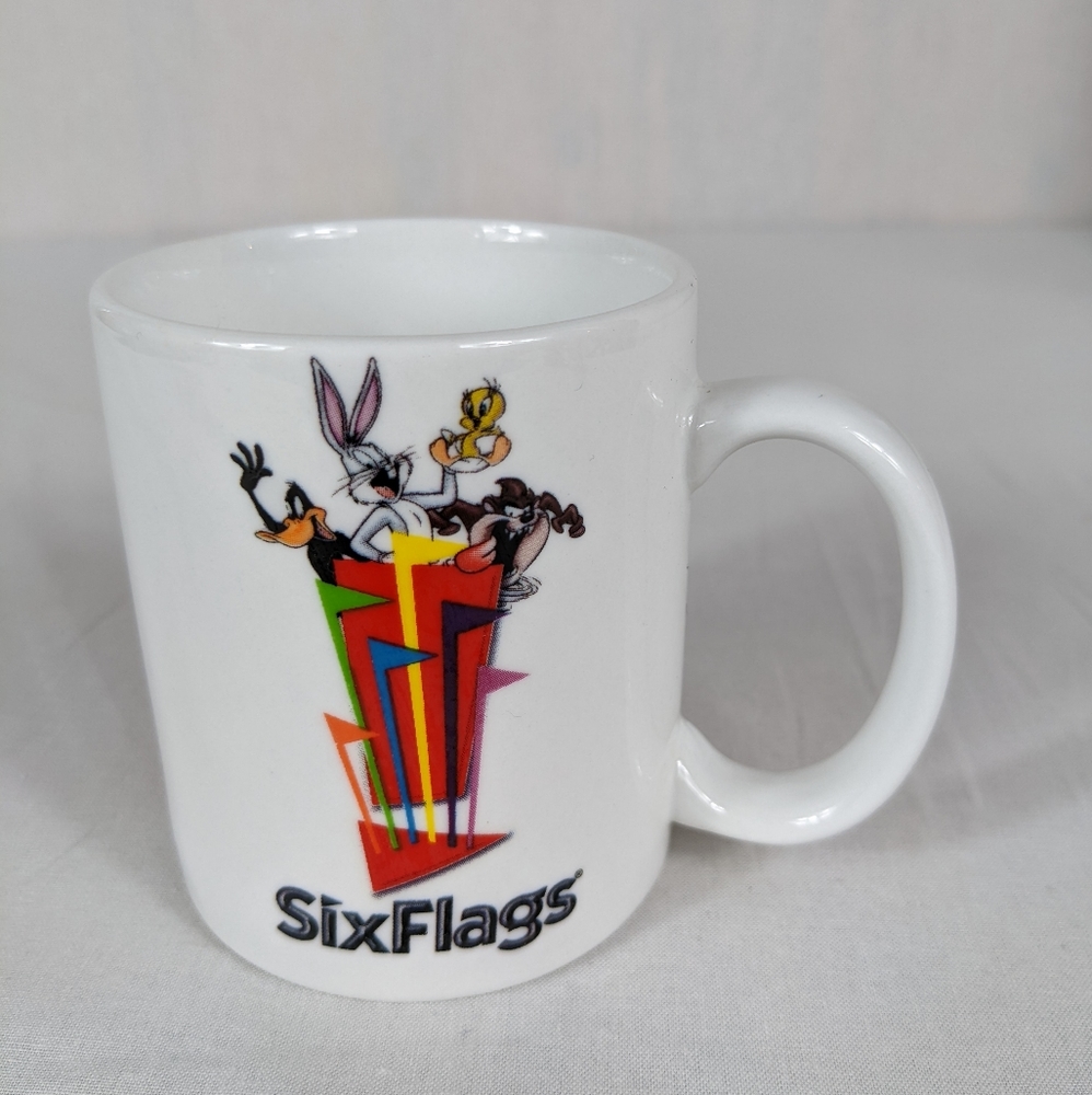 Six Flags Looney Tunes White Coffee Mug Daffy Duck Bugs Bunny Tweety Bird Taz